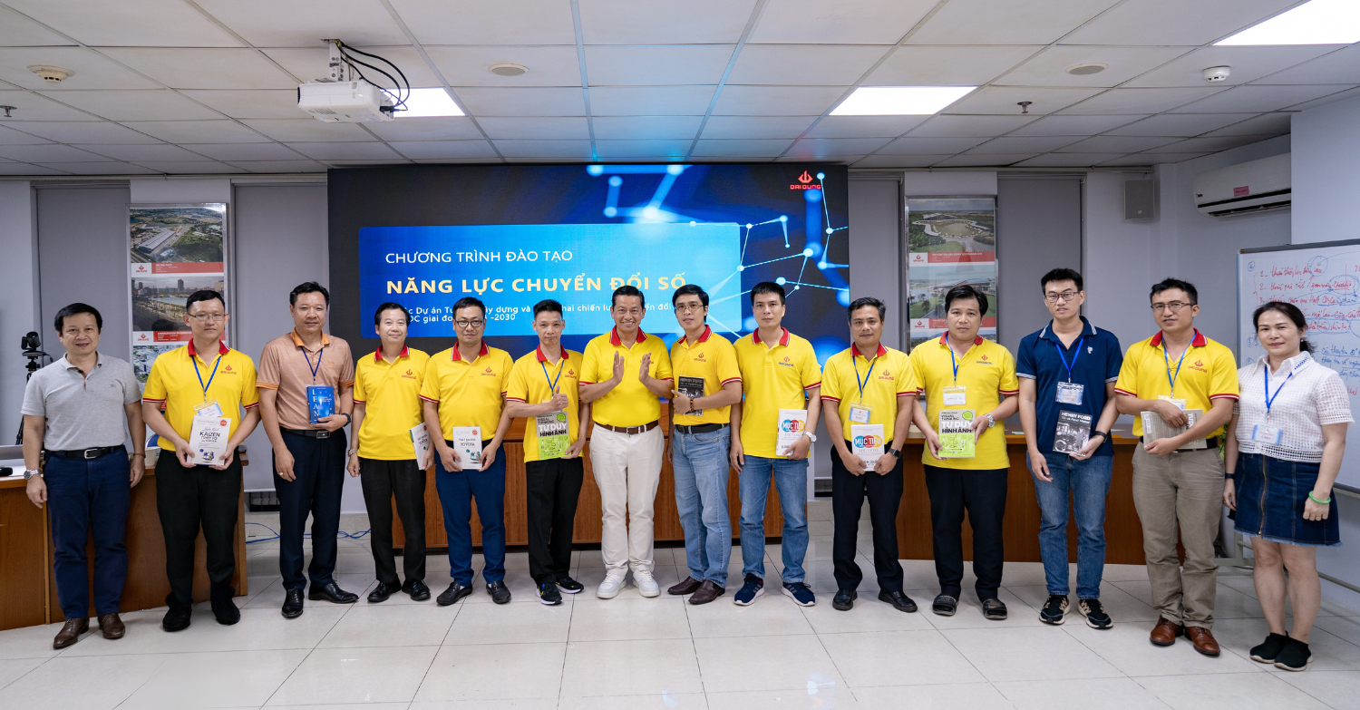 Chủ tịch HĐQT Trịnh Tiến Dũng (ở giữa) tặng sách nhóm có nhiều sáng kiến đóng góp và phương án cải tiến quy trình tốt nhất trong buổi đào tạo.