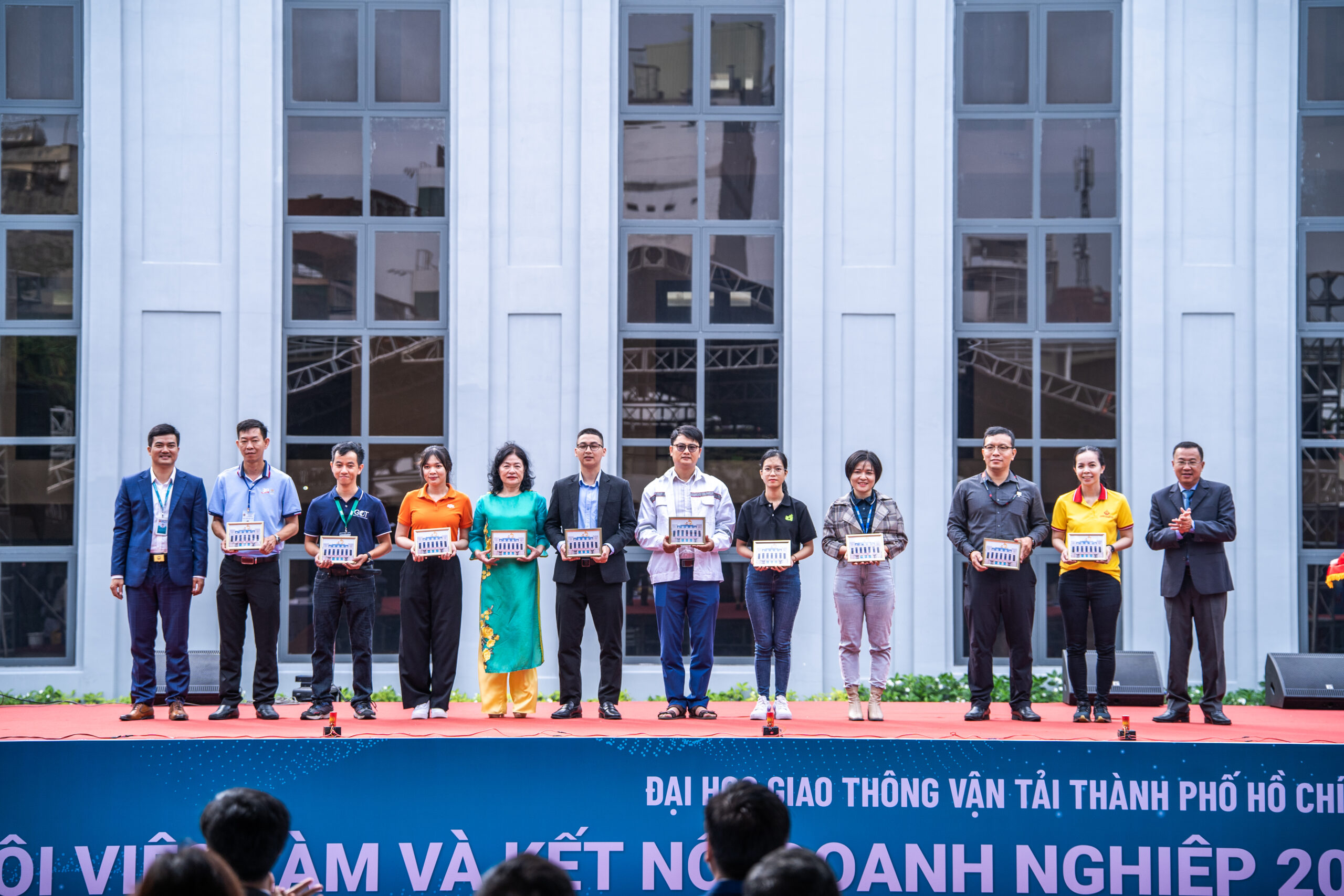 Đại diện Tập đoàn Đại Dũng nhận bằng vinh danh cùng các đơn vị tham gia trong “Ngày hội việc làm & kết nối doanh nghiệp năm 2024”