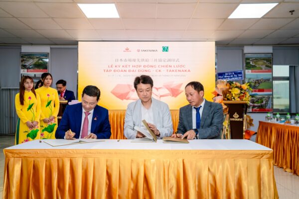 Representatives of DDC, CK, and Takenaka sign the strategic contract